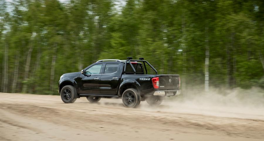  Nissan Navara Trek-1° 2017 года  (UK) (фото 2 из 12)